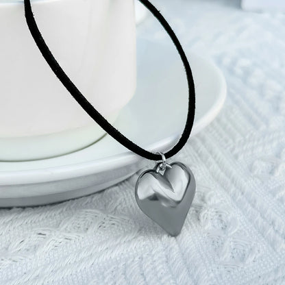 Exaggerated Black Velvet Big Heart Pendant Choker Necklace