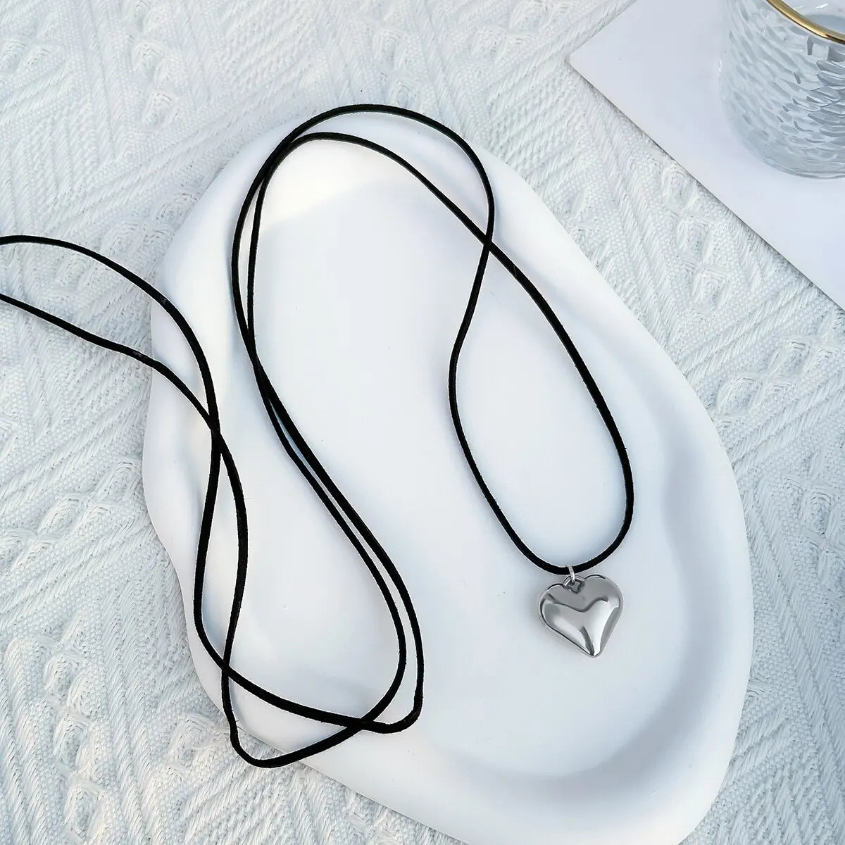 Exaggerated Black Velvet Big Heart Pendant Choker Necklace